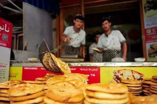 新疆旅游美食—新疆的馕竟然有这么多种类，你吃过几种？