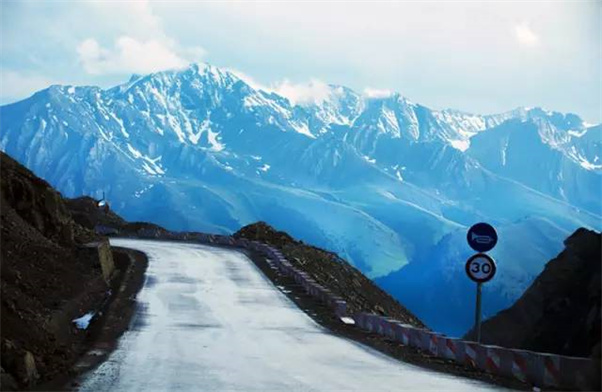 新疆旅游—新疆又一条公路开封,一年只通车3个月,景色美翻了
